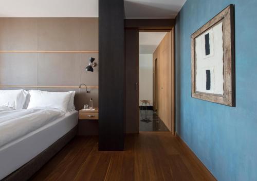 a bedroom with a bed and a blue wall at Alma Barcelona GL in Barcelona