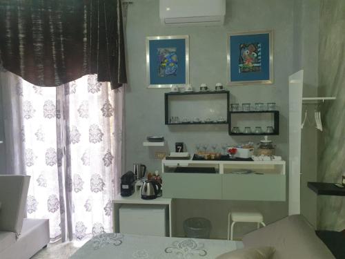 una camera con cucina con bancone e finestra di Lussuoso B&B a Palmi