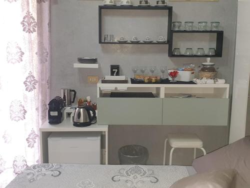 una piccola cucina con un bancone con sopra i piatti di Lussuoso B&B a Palmi