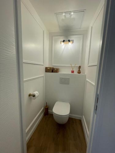 Ένα μπάνιο στο Appartement Dampierre en yvelines