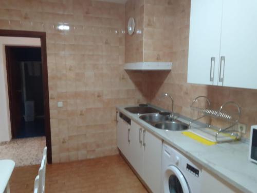 Il comprend une cuisine équipée d'un évier et d'un lave-linge. dans l'établissement Casa Lope de Vega, à El Pedroso