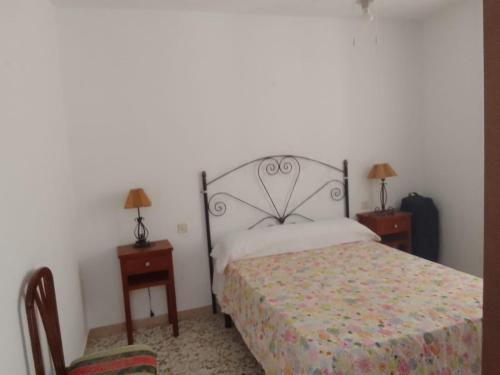 - une chambre avec un lit et 2 tables de chevet dans l'établissement Casa Lope de Vega, à El Pedroso