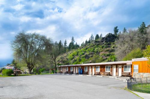 an empty parking lot in front of a mountain at Dew Duck Inn in Plains