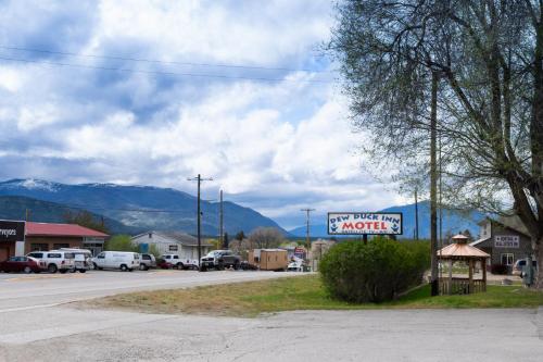 a small town with a sign for a motel at Dew Duck Inn in Plains