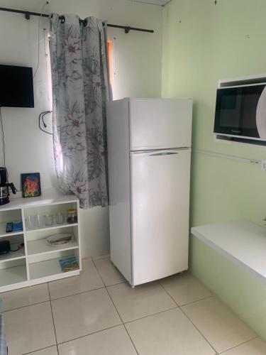 Una cocina o cocineta en Hospedagem Entre Marés