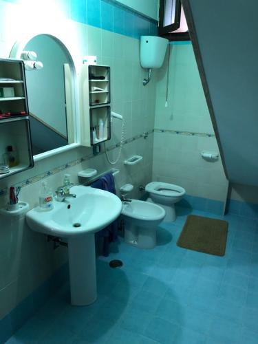 La salle de bains est pourvue d'un lavabo et de 2 toilettes. dans l'établissement B&b Villa Candida, à San Felice a Cancello