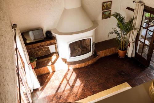een woonkamer met een open haard bij Cacao Boutique Hotel in Antigua Guatemala