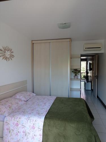 貝澤羅斯的住宿－Flat no condomíno Monte Castelo em Gravatá-PE，一间卧室配有一张带绿毯的床