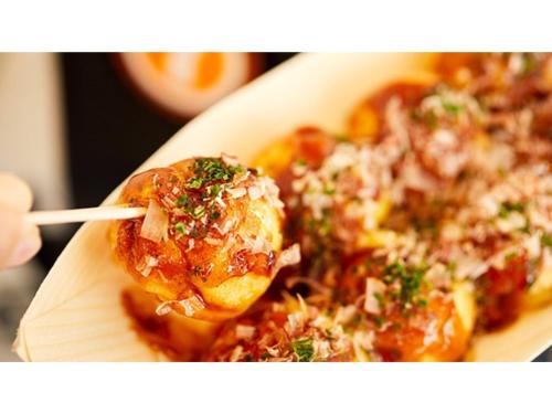a person holding a plate of food on a wooden plate at Eins,Inn Umeda Higashi - Vacation STAY 30031v in Osaka