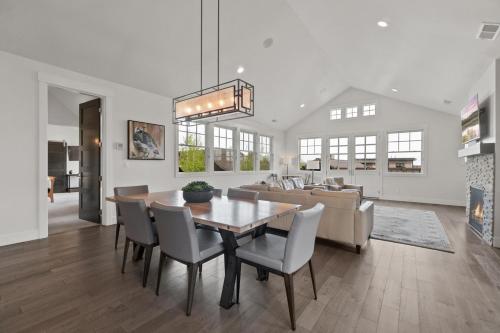 Χώρος καθιστικού στο Stone home