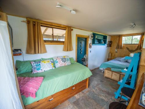 Un dormitorio con 2 camas y una escalera. en Uka O Te Ra´a Cabaña full equipada. en Hanga Roa
