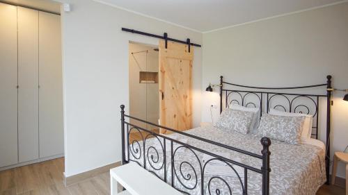 a bedroom with a black bed in a room at Holidays en Arenys de Mar y Montaña in Arenys de Mar