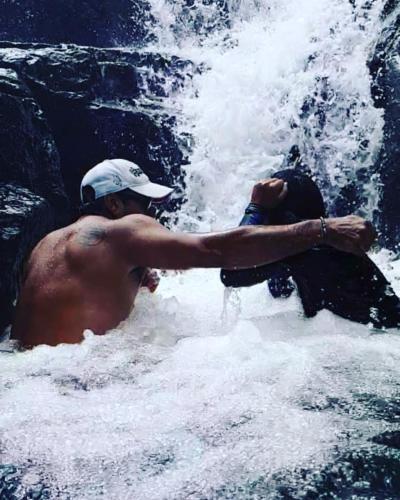 a man in the water with his arm out at Casa Grande Retiro para grupos in Cerro Azul