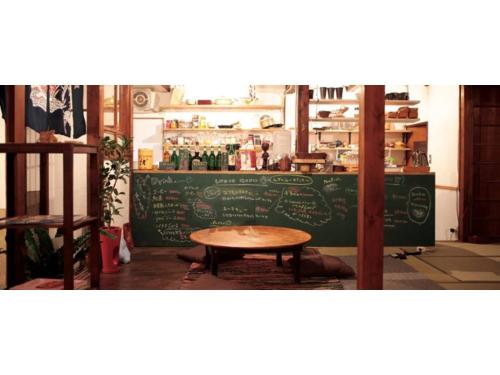 een tafel voor een bar met een schoolbord bij Mugi no oyado - Vacation STAY 13498 in Kuwana
