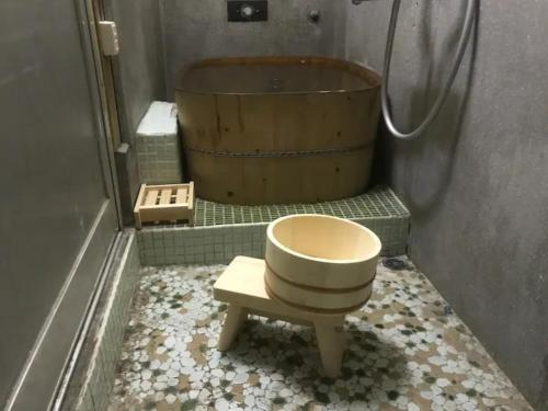 y baño con bañera de madera y aseo. en Mugi no oyado - Vacation STAY 13499, en Kuwana