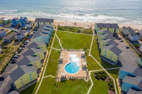 een luchtzicht op een resort met een zwembad en het strand bij Surf Condos in Surf City