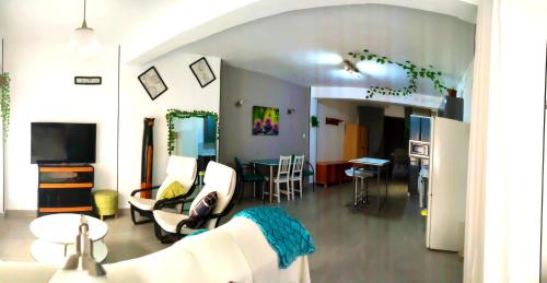 un soggiorno con divano, sedie e tavolo di Loft CENTRO Con parking GRATIS y Azotea CHILLOUT GRATIS! a Talavera de la Reina
