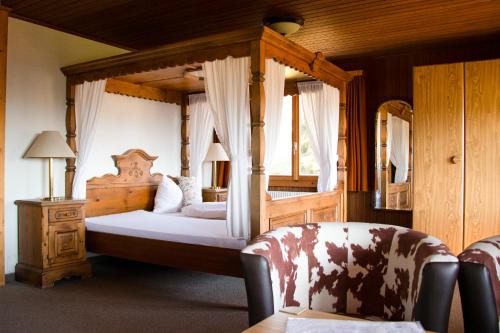 Postel nebo postele na pokoji v ubytování Hotel Rothorn Vintage-Style