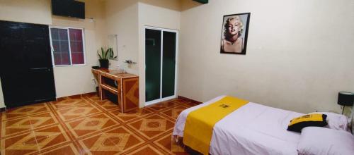 ein Schlafzimmer mit einem Bett und einer Kommode darin in der Unterkunft Mi Hotel Club in Lázaro Cárdenas