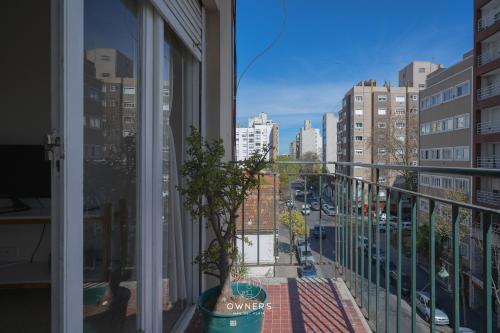 balcón con vistas a la ciudad en Cordoba & Colon en Mar del Plata