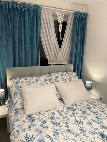 Postel nebo postele na pokoji v ubytování Habibi - Apartament przy Ratuszu