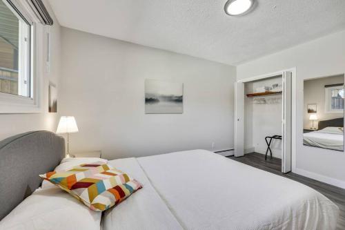 Habitación blanca con cama y ventana en Roxboro #2 Premium Central 3BR Home Parking, Wifi, en Calgary