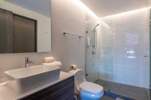 y baño con lavabo, aseo y ducha. en Neuchatel Polanco by RentinBA, en Ciudad de México