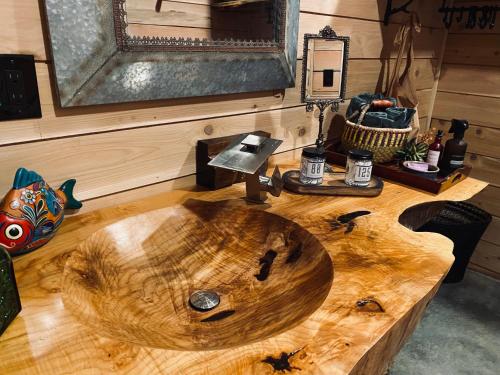 una mesa de madera en una habitación con una tabla de cortar de madera en The Eagle's Roost en Port Angeles