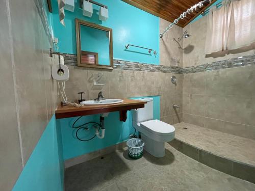 uma casa de banho com um lavatório, um WC e uma banheira em Sea n sun Guest House em Caye Caulker