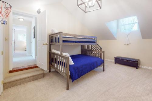 Dormitorio pequeño con litera y sábanas azules en Edwards Escape, en Edwards