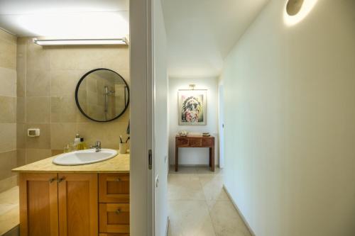 y baño con lavabo y espejo. en Breathtaking 3 BR Apt w Sea View in Central Jaffa by Sea N' Rent en Tel Aviv