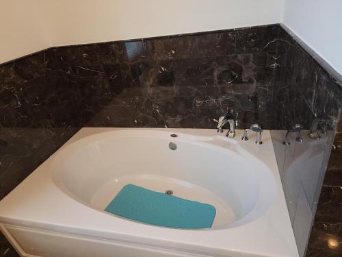 Bilik mandi di The Starlight Tower Ocean Breeze Suite apartment hotel