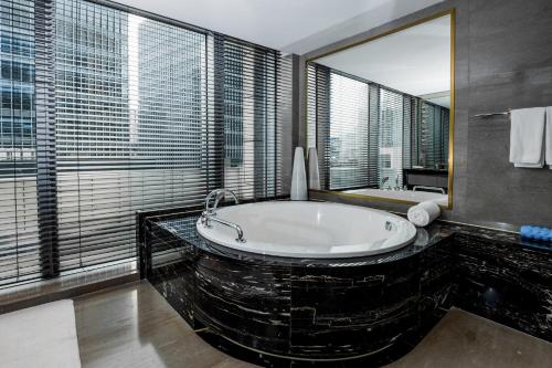 Koupelna v ubytování Hotel Indigo Shanghai Jing'An by IHG