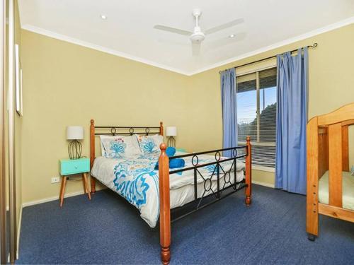 um quarto com uma cama e uma janela em Sea-esta WIF Foxtel Pet Friendly em Goolwa South
