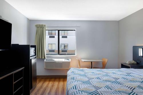 Katil atau katil-katil dalam bilik di Motel 6-Shepherdsville, KY Louisville South