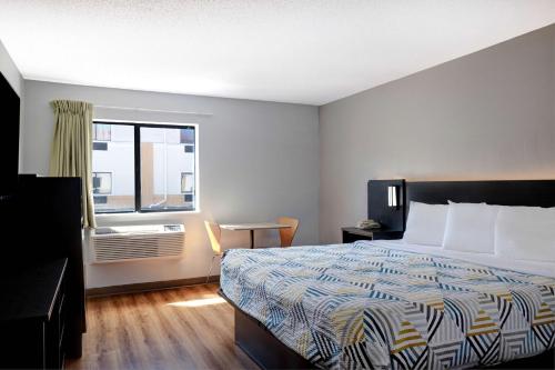 Katil atau katil-katil dalam bilik di Motel 6-Shepherdsville, KY Louisville South