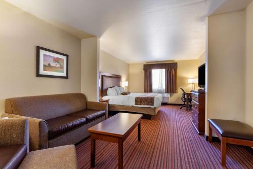 ein Hotelzimmer mit einem Sofa und einem Bett in der Unterkunft Best Western PLUS Sparta Trail Lodge in Sparta