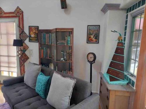 Posezení v ubytování Boho hip bungalow in Old Bisbee