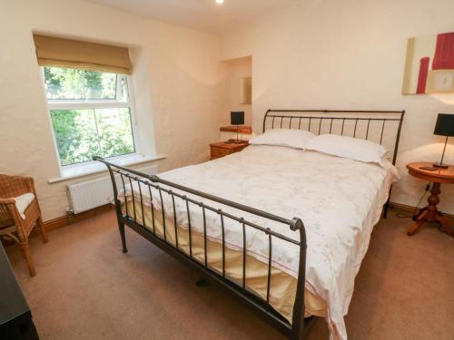 sypialnia z łóżkiem i oknem w obiekcie Pippin Cottage w mieście Penzance