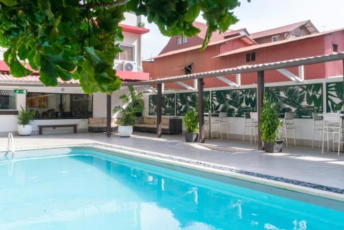 una piscina frente a un edificio en Hôtel Amazonia Cayenne Centre, en Cayenne