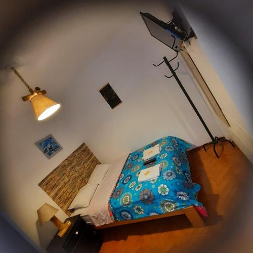 an overhead view of a bedroom with a bed and a lamp at Hostal Brisa Marina in Paracas