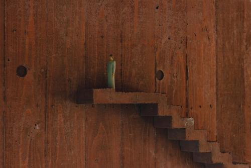a green vase sitting on a shelf on a wooden wall at SEKIYA RESORT Galleria Midobaru in Beppu