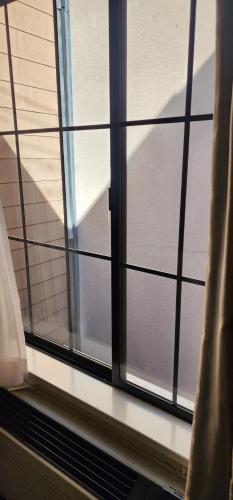 an open window with a view of a building at Chelsea Inn in San Francisco
