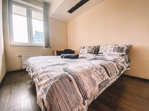 Llit o llits en una habitació de Panoramic Sky Apartment