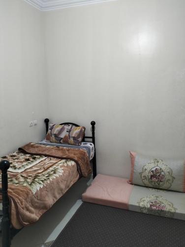 מיטה או מיטות בחדר ב-شقة مفروشة للكراء وسط مدينة العيون