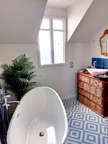 une salle de bain avec des toilettes blanches et un lavabo dans l'établissement Vue sur Mer panoramique, accès direct plage, à Saint-Malo