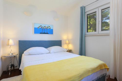Postel nebo postele na pokoji v ubytování Apartments by the sea Okrug Donji, Ciovo - 12502