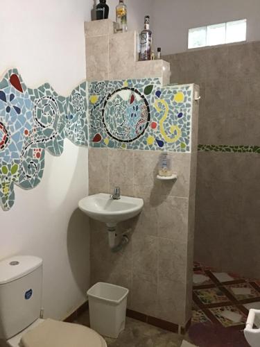 bagno con servizi igienici e lavandino di Casa Bella a Taganga