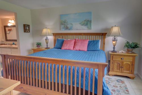 Schlafzimmer mit einem Bett mit blauen und rosa Kissen in der Unterkunft El Matador 113 - Ground floor end unit with easy access to all amenities in Fort Walton Beach