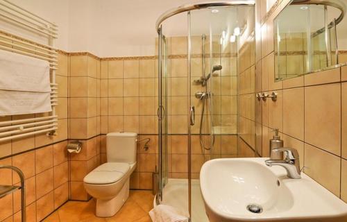 ドラフスコ・ポモルスキエにあるArtemisのバスルーム(シャワー、トイレ、シンク付)